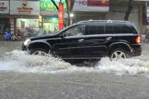 Những lưu ý khi lái xe qua vùng ngập nước