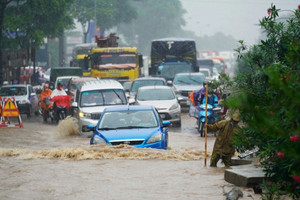 Lưu ý những điều cần làm ngay sau khi ô tô bị ngập nước để tránh ‘tiền mất tật mang’