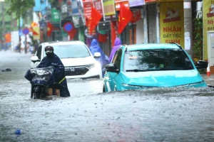 Cách chạy xe điện an toàn khi đường phố ngập lụt
