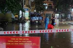Nước sông Hồng dâng cao, người dân Lào Cai di dời khẩn cấp trong đêm