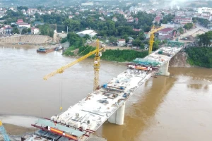 Hợp long cầu Phong Châu sau gần 300 ngày thi công