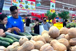 Tăng lương tối thiểu 7,2%: Cần giải pháp ngăn giá cả 'leo thang'