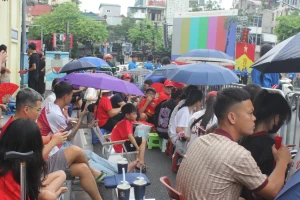 'Hốt bạc' nhờ bán nước, cho thuê ghế xem diễu binh, diễu hành