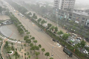 Khu đô thị ‘nhà giàu’ của Thủ đô ngập trong biển nước sau 2 ngày mưa ròng rã: Bất động sản chạm ngưỡng 450 triệu đồng/m2