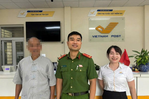 Thấy cụ ông đến rút 500 triệu tiền tiết kiệm, nhân viên bưu điện lập tức báo công an