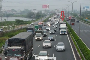 Chật kín người ngồi chờ sạc điện thoại ở trung tâm thương mại, chung cư