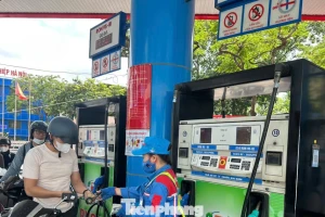 Đề xuất bắt buộc dùng xăng E10 từ 1/1/2026: Có nóng vội?