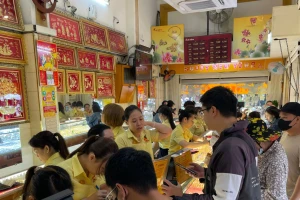 Người dân chen chân 'vét' sạch vàng giữa 'cơn bão' giá