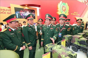 Việt Nam lần đầu ra mắt robot tuần tra, có khả năng thay thế con người suốt ngày đêm