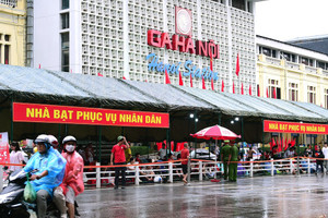 Vị trí đặt 10 nhà bạt để người dân có thể xem diễu binh hạn chế mưa nắng