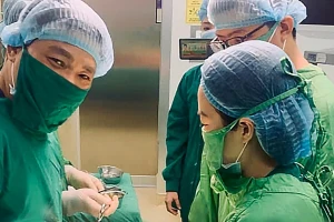 Chào đời từ phôi thai trữ trong bình đông lạnh 11 năm