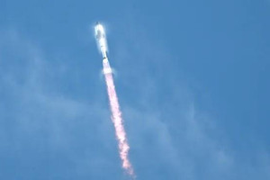 Tên lửa khổng lồ của SpaceX được phóng thành công sau hàng loạt sự cố nổ tung