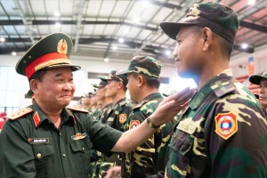 Bộ Quốc phòng tặng quà quân nhân bốn nước tham gia diễu binh