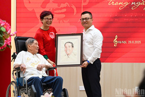 Nhạc sĩ Phạm Tuyên trao tặng bản quyền bài 'Như có Bác trong ngày đại thắng'
