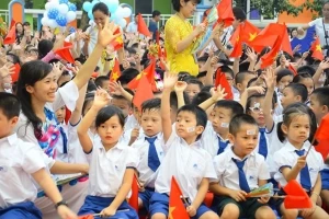 Khẩn trương hoàn thiện dự thảo Nghị định về miễn giảm học phí, hỗ trợ bữa trưa cho học sinh