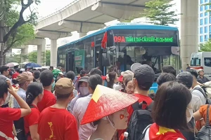 Hình ảnh khách đi xe buýt đông hiếm gặp ở Hà Nội