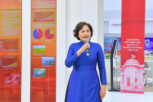 Thống đốc NHNN Nguyễn Thị Hồng  tặng quà cho người dân tại Triển lãm thành tựu Đất nước