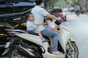 Quy định mới nhất về vị trí ngồi của trẻ em khi đi xe máy, phụ huynh phải biết tránh bị phạt lên tới 10 triệu