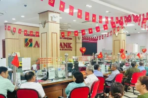 Ngân hàng làm việc xuyên lễ, chuyển 100.000 đồng quà tới người dân