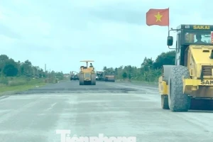 Cao tốc Cần Thơ - Cà Mau 'đua' tiến độ, thi công không nghỉ lễ 2/9