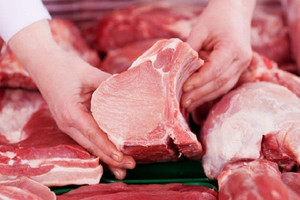 Phát hiện 37kg thịt lợn mốc xanh và bốc mùi thối trong căng tin trường tiểu học khiến dư luận chấn động