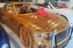 Giật mình với giá bán của chiếc xe sang Bentley Continental GT làm 100% bằng gỗ, đắt ngang xe thật
