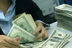 USD ngân hàng tăng kịch trần, giá 'chợ đen' lập kỷ lục