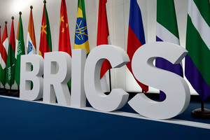 Hàng loạt quốc gia BRICS hợp lực phi USD hóa có thể 'giáng đòn đau' vào ngân sách Mỹ: Trật tự thế giới có thay đổi?