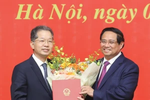Thủ tướng trao quyết định tiếp nhận, điều động, bổ nhiệm 8 lãnh đạo các bộ, cơ quan