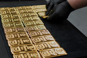 Vàng vượt 3.550 USD/ounce: Bóng ma Bretton Woods và sự lung lay của đồng USD