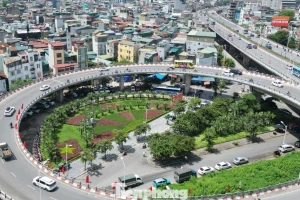 'Chống nạng' bằng sắt cho dầm cầu Vĩnh Tuy sau vụ cháy