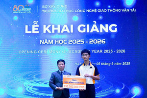 Nam sinh thoát nạn trong vụ lật tàu ở Hạ Long trở thành tân sinh viên đại học ở Hà Nội, nhận học bổng trị giá 250 triệu đồng