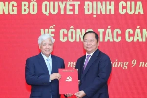 Công bố quyết định của Bộ Chính trị về công tác cán bộ