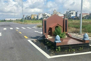 Ngôi mộ án ngữ giữa tuyến đường trải nhựa tinh tươm bên trong khu đô thị tại Hải Phòng