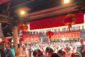 Trao cùng lúc hơn 800 triệu tiền học bổng, ngôi làng nhỏ trên núi gây sốt mạng khi có đến 33 tiến sĩ, số lượng thạc sĩ, sinh viên đại học danh giá cũng gây bất ngờ