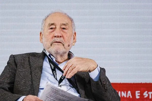Chủ nhân giải Nobel gióng hồi chuông cảnh báo về kinh tế Mỹ