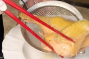 Bữa ăn với nửa con gà, khách hàng phải trả hơn 7 triệu đồng: Phía nhà hàng giải thích vì ‘nước dùng giàu collagen’