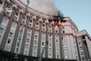 Tòa nhà Chính phủ Ukraine bốc cháy sau cuộc không kích của Nga