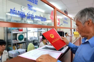 Vì sao Hà Nội yêu cầu photo sổ đỏ khiến người dân bức xúc?