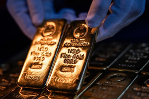 Giá vàng rơi tự do, nhà đầu tư rao bán 10 cây SJC tất tay chứng khoán giữa lúc thị trường chao đảo