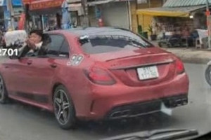 Truy tìm tài xế Mercedes lạng lách, tạt đầu rồi nhoài người chửi tài xế xe tải