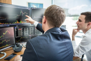 Khối ngoại bán ròng gần 1.000 tỷ đồng, quá nửa từ Hòa Phát