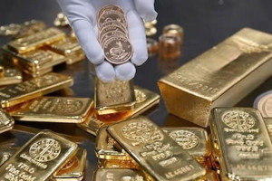 Giá vàng thế giới neo cao: Nhà đầu tư đang toan tính điều gì?