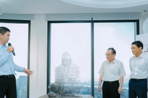 Tượng 'cha đẻ' bitcoin phiên bản tan biến lần đầu xuất hiện tại Việt Nam