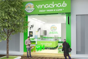 Bé ăn mà chảy nước mắt mẹ tá hoả khi thấy nhiều mảnh nhựa lẫn trong cháo, đại diện hãng giải thích 'cối xay bị vỡ, không thể thu hồi hết mảnh vụn'