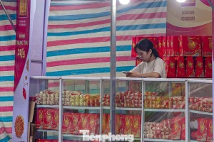 Bánh trung thu 'đổ bộ' khắp phố, tưởng không ế mà... ế không tưởng