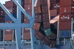 Hi hữu: Gần 70 container rơi xuống biển như quân cờ domino, hàng hóa nổi lềnh bềnh