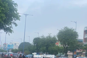 Bầu trời TPHCM mịt mù, bụi mịn vượt mức cho phép nhiều lần