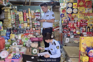 Hà Nội thu giữ hàng nghìn hộp bánh Trung thu và lượng lớn đồ chơi nhập lậu tại phường Hồng Hà và Hoàn Kiếm