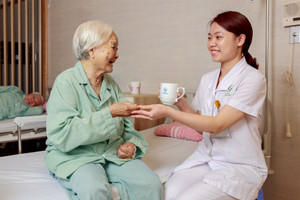 Bộ Chính trị xác định thời điểm thực hiện miễn viện phí toàn dân